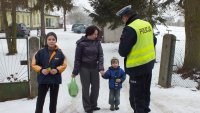 Policjanci rozdają odblaski