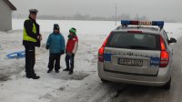 Policjanci rozmawiali z dziećmi o bezpieczeństwie i wręczają odblaski