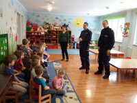 Policjanci witają się z dziećmi