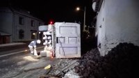 Ciężarówka z węglem przewróciła się na łuku drogi