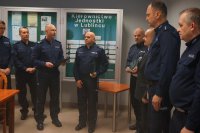 Komendant żegna policjantów