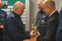 Naczelnik wręcza pamiątkę