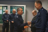 Zastępca komendanta żegna asp. szt. Z. Domagałę