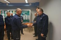 Pamiątkowy list wręcza Komendant Powiatowy