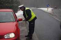 Policjant sprawdza stan trzeźwości kierujacej