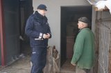 Dzielnicowy rozmawia z hodowcą drobiu