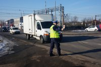 Policjant zatrzymuje samochód do kontroli