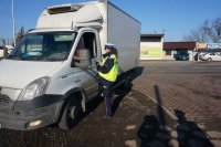 Policjantka rozmawia z kierowcą