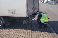 Policjant sprawdza stan techniczny pojazdu