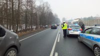 Policjanci wykonują czynności na miejscu zdarzenia
