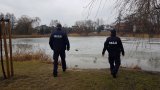 Policjanci kontrolują zbiorniki wodne