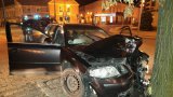 Passat, który uderzył w drzewo na Pl. Kościuszki w Lublińcu