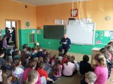 Dzielnicowy czyta dzieciom