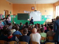 Profilaktyk czyta dzieciom