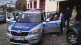 Dzieci oglądają radiowóz