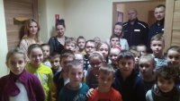 Dzieci z podstawówki z policjantami