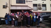 Uczestnicy spotkania przed posterunkiem