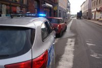 Policjanci przeprowadzają kontrolę na ulicy Mickiewicza