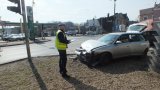 Policjant sporządza oględziny pojazdu