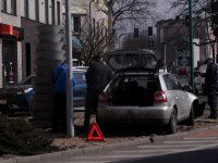 Policjanci wykonują czynności na miejscu wypadku