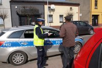 Policjanci dyscyplinują pieszych