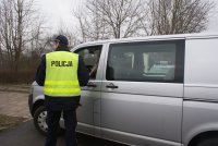 Policjanci kontrolują busy