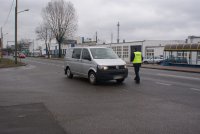 Policjanci zatrzymują do kontroli busa