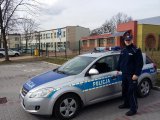 Dzielnicowy w pobliżu szkoły