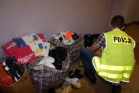 Policjanci liczą zabezpieczony towar
