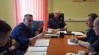 Dyskusja w gabinecie komendanta