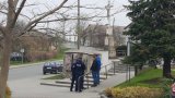 Policjanci rozmawiają z mieszkańcami o zagrożeniach