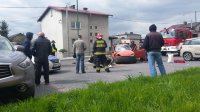 Uczestnicy wypadku i służby ratunkowe na miejscu zdarzenia