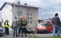 Policjanci ustalają okoliczności wypadku na miejscu zdarzenia
