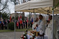 Kapłani odprawiają mszę