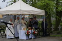 Policjant czyta modlitwę wiernych