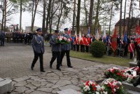 Policjanci składają wieniec pod pomnikiem