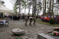 Żołnierze składają kwiaty