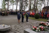 Służba więzienna składa kwiaty