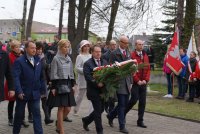Burmistrz z radnymi składa kwiaty