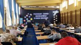 Uczestnicy turnieju piszą test