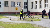 Zawodnik pokonuje tor przeszkód