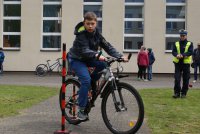 Zawodnik pokonuje slalom na torze przeszkód