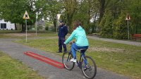 Zawodniczka pokonuje pierwszą przeszkodę