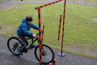 Zawodnik pokonuje jedną z przeszkód