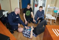 Zawodnicy wykonują zadanie z pierwszej pomocy
