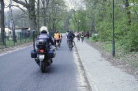Rowerzyści pod eskortą policji