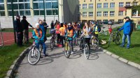 Uczniowie rozmawiają z policjantami