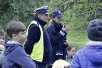 Policjanci rozmawiają z młodzieżą
