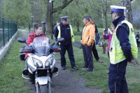 Policjanci prezentują sprzęt