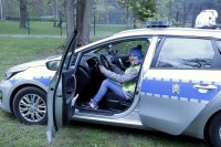 Najmłodsi oglądają radiowóz